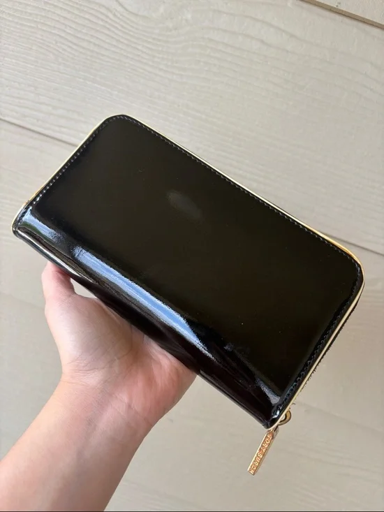Tory Burch Black Patent Zip-Around Wallet with Logo - Picture 2 of 11